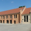 Südansicht - Hauptgebäude (ziegelrot), Erweiterung von 1950 (beige)